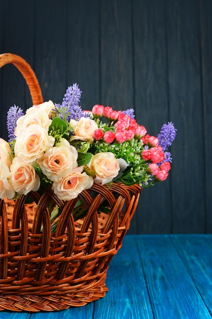 Photo beautiful spring bouquet of flowers from roses and lavender