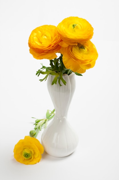 Foto bellissimo bouquet primaverile di ranuncoli gialli