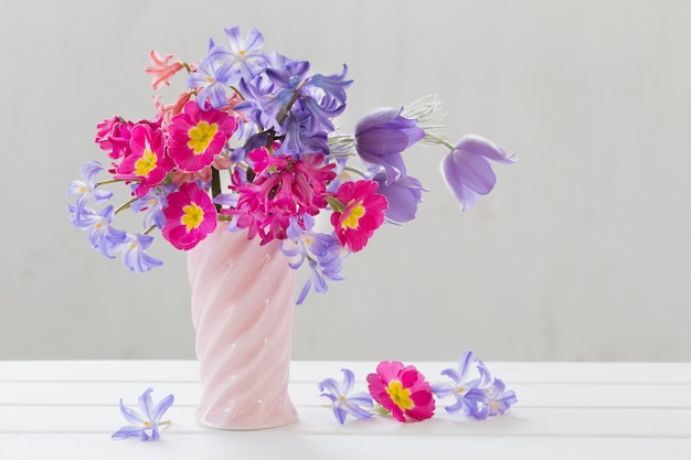 Bellissimi fiori primaverili in vaso rosa