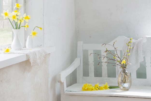 Photo beautiful spring flowers in white vintage interior