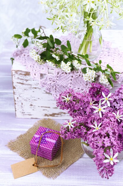 Photo beautiful spring flowers on wooden table, close up