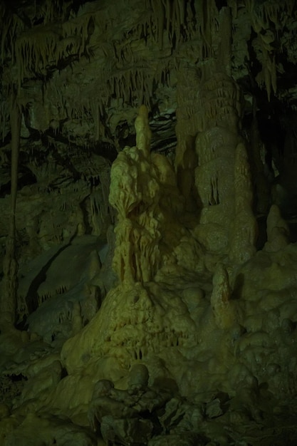 Foto bella stalagmite nella grotta del nuovo athos in abkhazia