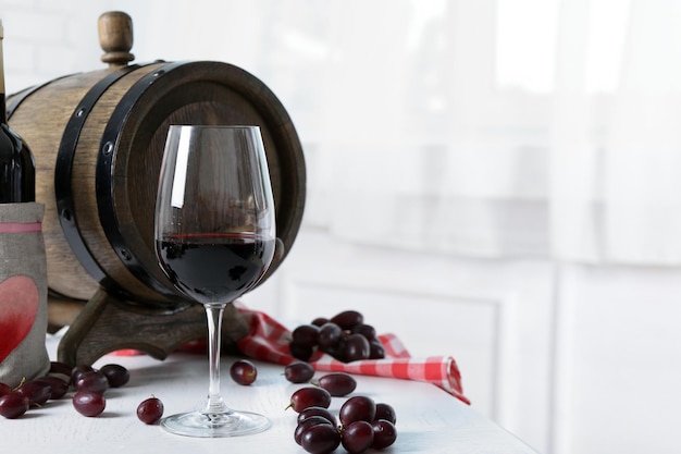 テーブルの上にワインとブドウのある美しい静物