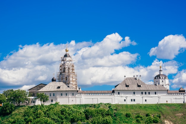 Красивый каменный Богородице-Успенский монастырь.