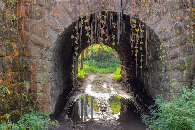 Fine del vecchio tunnel di pietra bella su