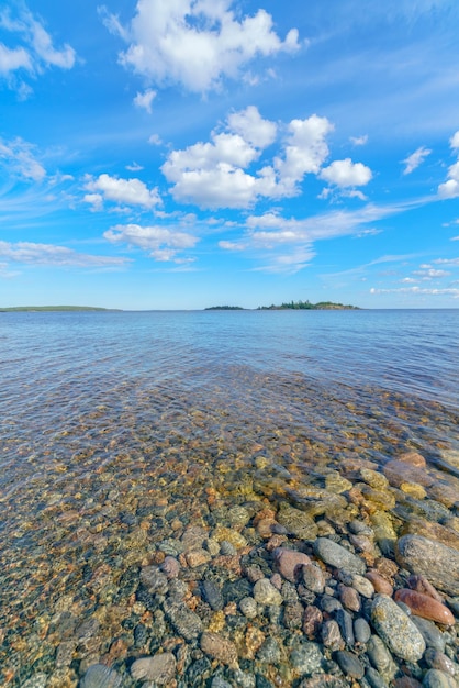 Belle pietre sul lago paesaggio di natura selvaggia