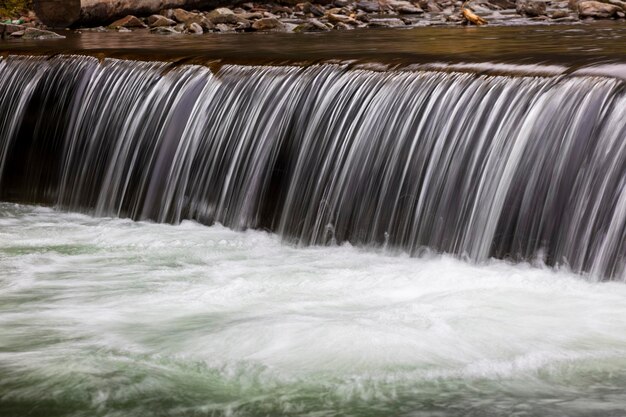 Photo beautiful streams and small waterfalls near the big carpathian waterfall shypit in the autumn