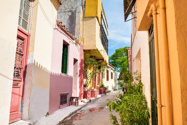 Bella strada ad atene, in grecia. architettura nazionale nell'antico quartiere di plaka