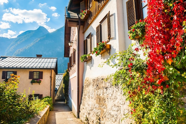 Bella strada nel villaggio di hallstatt nelle alpi austriache. paesaggio autunnale