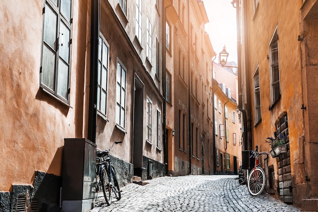 Foto bella strada con edifici colorati nella città vecchia, stoccolma, svezia