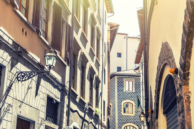 イタリア、フィレンツェの古い建物のある美しい通り。ヴィンテージフィルター