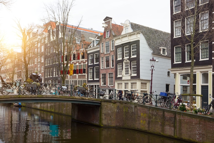 Photo beautiful streets, bridges  and channels  in the famous city of amsterdam, netherlands