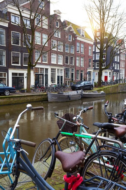 Belle strade, ponti e canali nella famosa città di amsterdam, paesi bassi