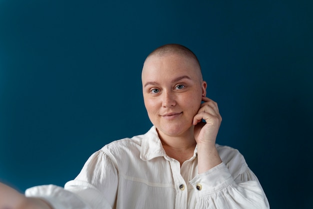 Foto bella donna forte che combatte il cancro al seno