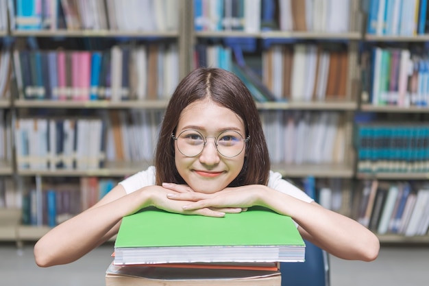 学校での図書館での美しい学生の読書。検査準備をする。