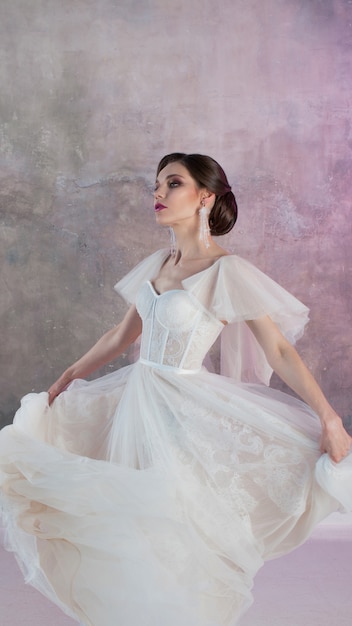 Sposa bella ed elegante in abito da sposa con una gonna volante lussureggiante dentro