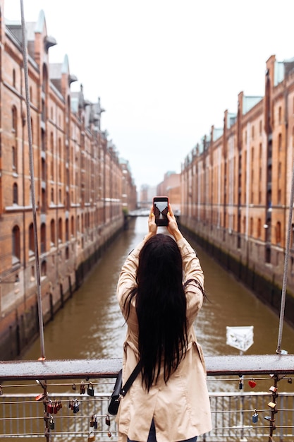 美しいスタイリッシュな女の子の写真 スカンジナビアの建築 旅のライフスタイルの冒険