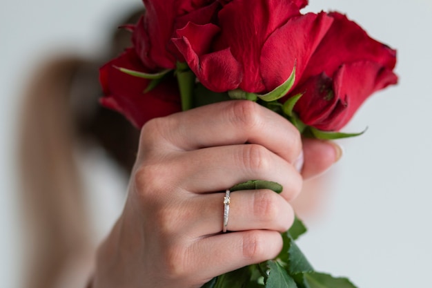 손가락에 다이아몬드와 아름다운 장미가 있는 아름답고 세련된 반지