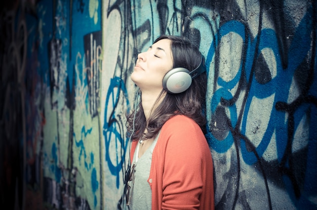 Красивая стильная женщина, слушать музыку