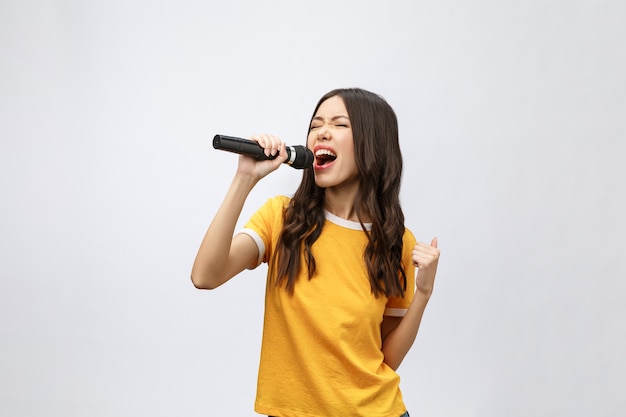 Bella donna alla moda che canta il karaoke