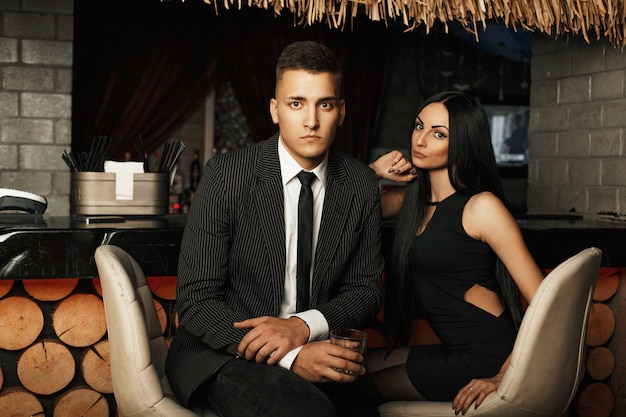 Photo beautiful stylish young couple relaxing in a bar