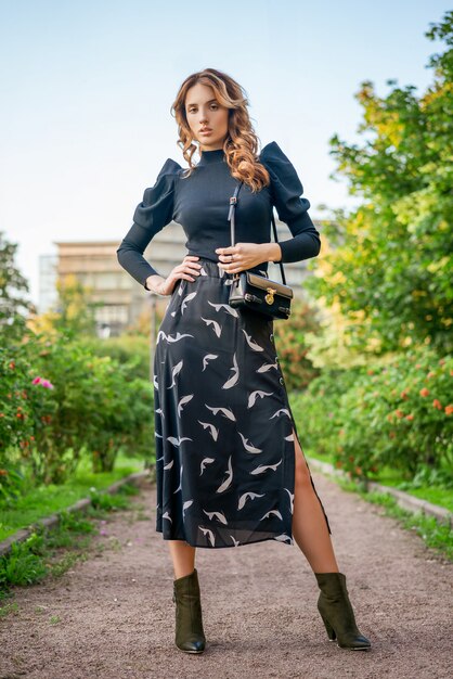 Photo beautiful stylish young woman posing outside on a sunny spring day