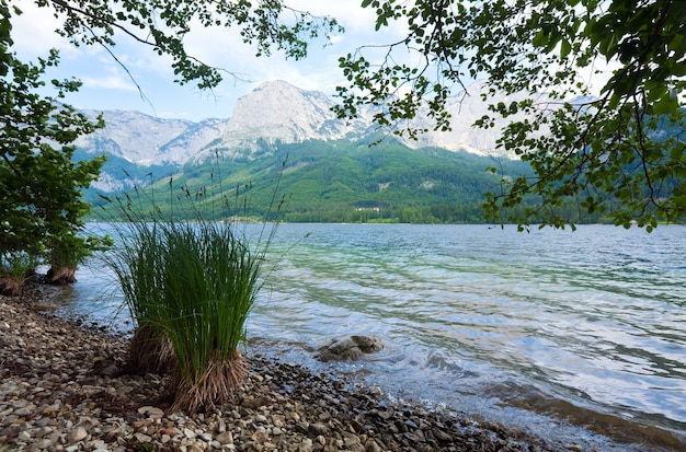 Foto bella estate vista lago alpino grundlsee (austria)