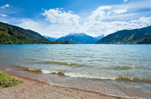 Foto bella estate vista sul lago alpino zeller see (austria, zell am see)