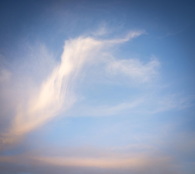 美しい夏のビーチの夕焼け空と雲