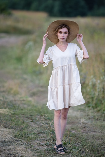 Ragazza bella estate su un campo di grano