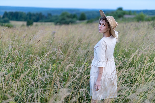 Красивая летняя девушка на пшеничном поле