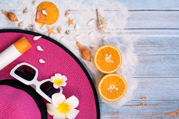 Foto belle vacanze estive, accessori da spiaggia, occhiali da sole, cappello e conchiglie