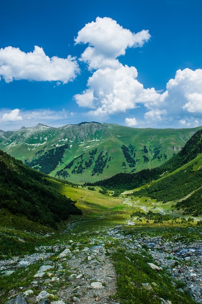 ロシア、アルヒズの美しい夏の風景