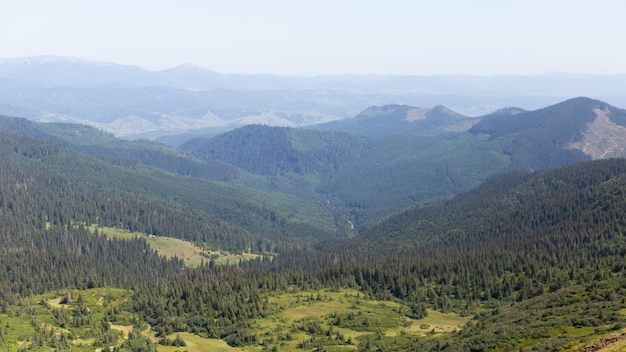 Photo beautiful summer landscape. carpathian mountains, forests and lakes.