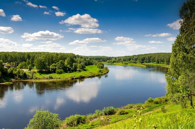 写真 川の近くの美しい夏の風景 ヴォルガ川の上流