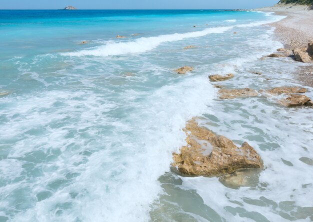 Bella estate spiaggia pietrosa della costa di lefkada (grecia, mar ionio)