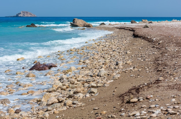 美しい夏のレフカダ海岸の石のビーチ、ギリシャ、イオニア海