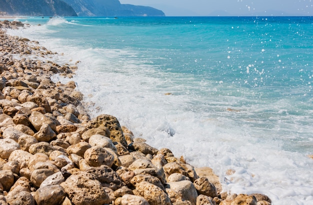 美しい夏のレフカダ海岸の石のビーチ（ギリシャ、イオニア海、）