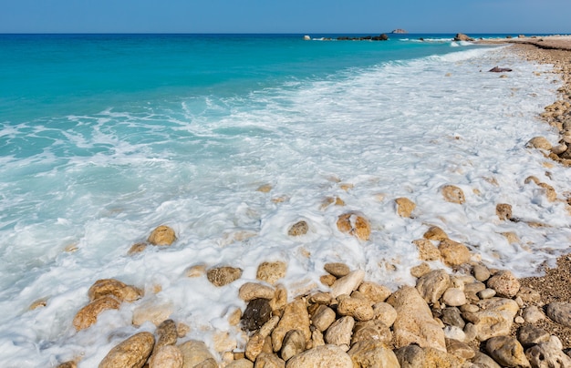 Foto bella spiaggia sassosa della costa di lefkada di estate, grecia, mar ionio