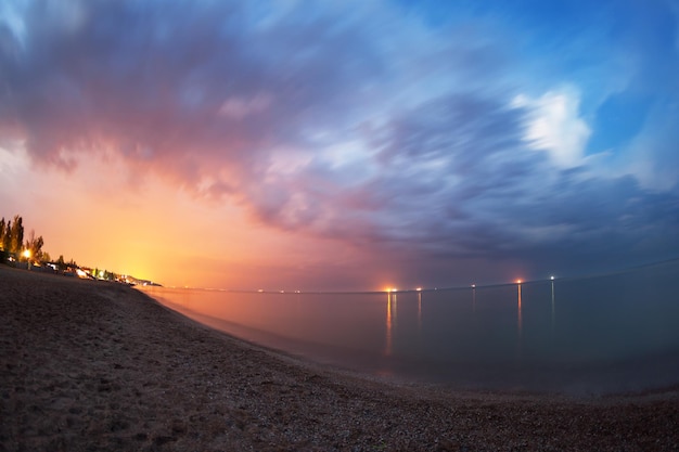 写真 青い空と雲と海の美しい夏の夜