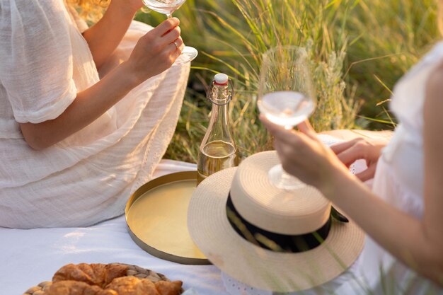 写真 公園で美しい夏のピクニックで美味しい新鮮なベリークロワッサンワイン