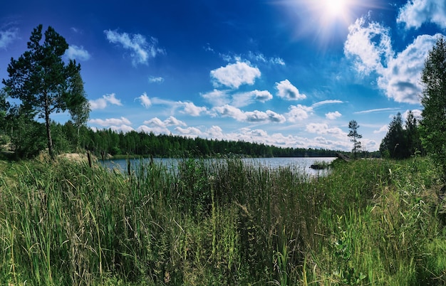 曇った青い空の自然の風景の背景と崖の美しい夏の採石場の湖