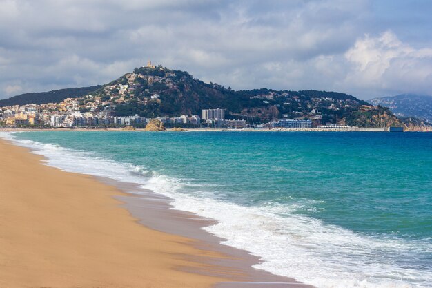 Bella spiaggia sabbiosa estiva a blanes, spagna