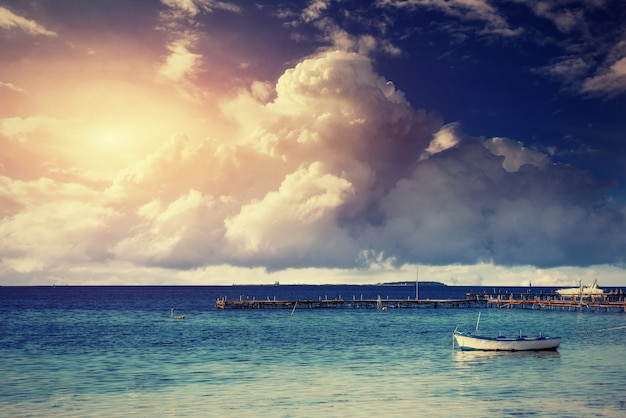 Красивая летняя сцена спокойного моря и лодки