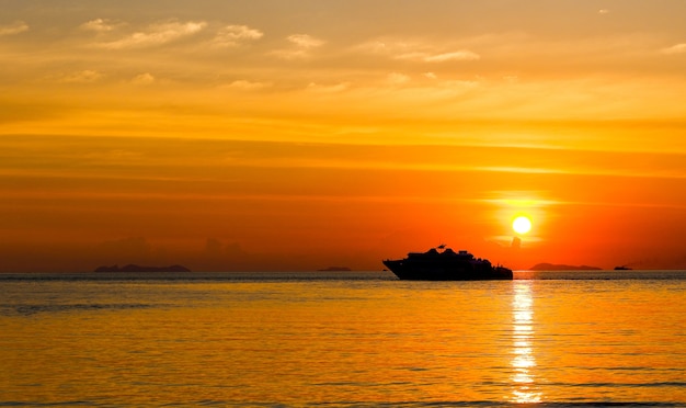 美しい夏の海の夕日