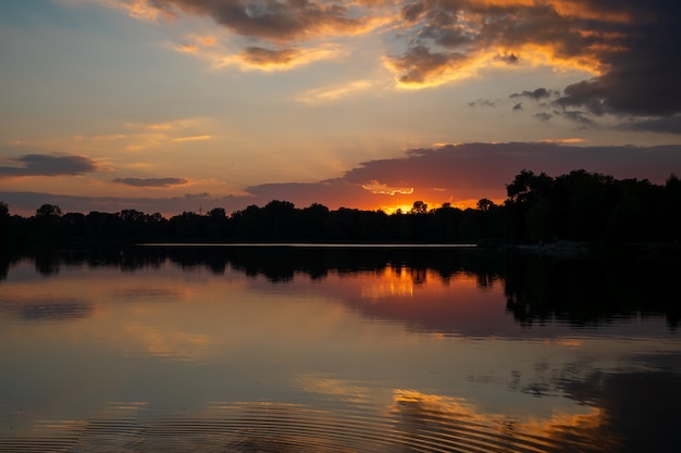 バイエルン州の湖に沈む美しい夏の夕日