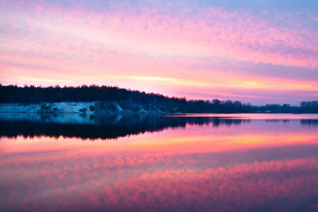 湖のHDR画像の美しい夏の夕日