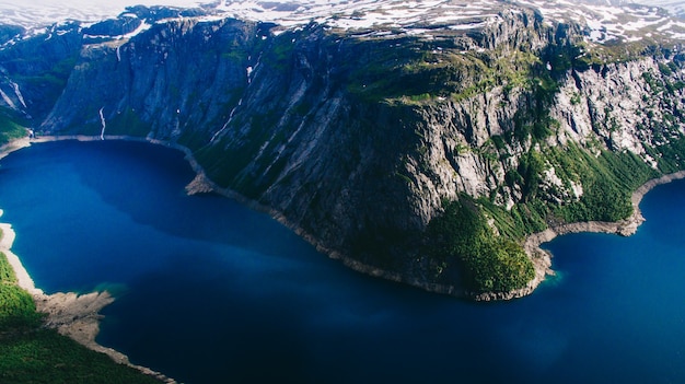 ノルウェーの有名な観光地であるトロルグンガ、湖と山々を持つトロール舌、ノルウェー、オッダの美しい夏の活気のある眺め。