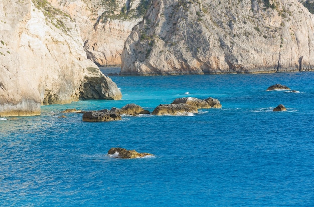 Прекрасный летний вид с пляжа Порто Кацики на Ионическом море (Лефкас, Греция)