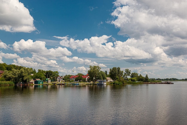 красивый летний вид на воду, реку, море с видом на голубое небо с облаками крупным планом